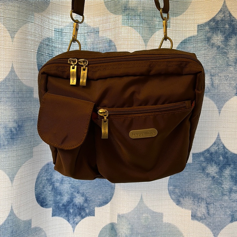 EUC Baggallini crossbody bag with multiple zipper pockets and detachable strap